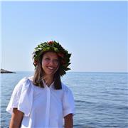 Insegnante di educazione fisica, offre la sua conoscenza di tutto il mondo dello sport e dell'anatomia a studenti di scuola media e superiore a Bari